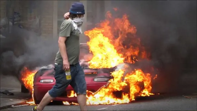 نوجوانوں کے گروہوں نے سٹور کو لوٹنے کے بعد باہر کھڑی گاڑی کو نذر آتش کر دیا 