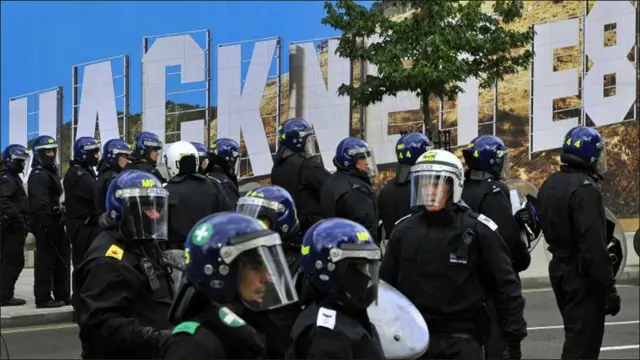 پولیس کی ایک بڑی تعداد ہیکنی میں فسادات سے نمٹنے کے لیے موجود ہے۔