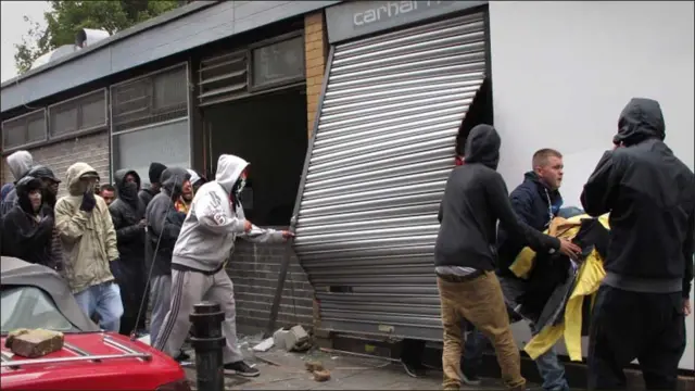 فسادات کا سلسلہ ٹوٹنہم سے پھیل کر ہیکنی تک پہنچ گیا جہاں نوجوانوں کے گروہوں نے ایک الیکٹرانک سٹور کو لوٹ لیا۔