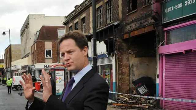 نائب وزیر اعظم نک کلیگ نے شمالی لندن کے علاقوں کے دورے کے دوران لوگوں کو پرامن رہنے کی تلقین کی۔