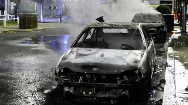 برطانوی دارالحکومت لندن میں سنیچر سے شروع ہونے والے فسادات کا سلسلہ جاری ہے اور اب شہر کے متعدد علاقے اس کی لپیٹ میں آ گئے ہیں۔