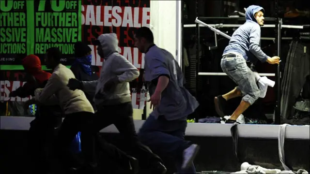 سکاٹ لینڈ یارڈ کے مطابق فسادات کے دوران اب تک تین سو چونتیس افراد کو گرفتار کیا گیا ہے۔