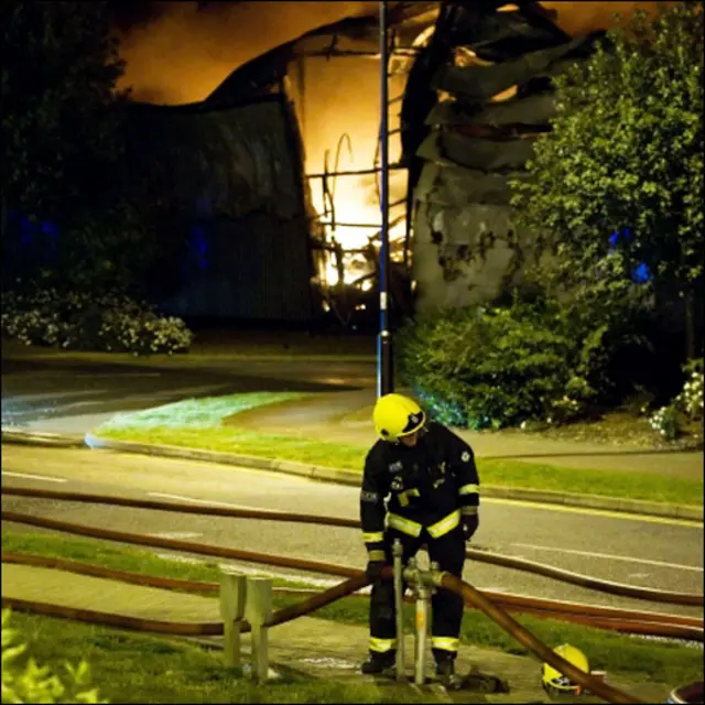 اینفیلڈ کے علاقے سولار وے میں سونی کمپنی کا ایک گودام، وولچ نیو روڈ میں ایک شاپنگ سینٹر، ایسٹ ہیم کے علاقے پلیشٹ گروو میں لکڑی کی ٹال کو بھی آگ لگا دی گئی۔