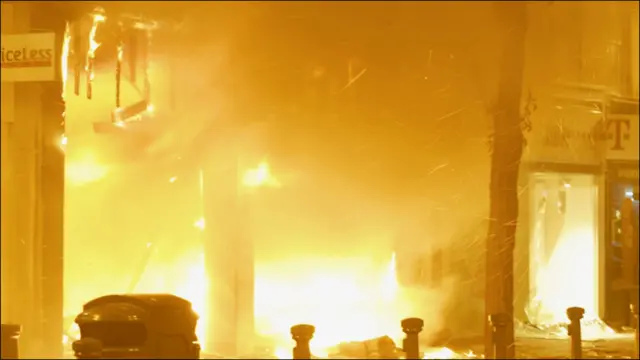 پیر کی رات اینفیلڈ، والتھم سٹوو، بارکنگ اور ایلنگ براڈوے میں بھی بدامنی کے واقعات پیش آئے اور فسادات کا سلسلہ رات گئے تک جاری رہا۔