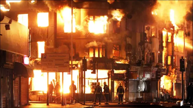  لندن کے جنوبی علاقے کروئیڈن میں ایک بڑی صوفہ فیکٹری سمیت کئی عمارتوں کو نذرِ آتش کر دیا گیا ۔