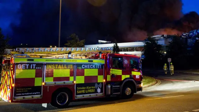 مشتعل نوجوانوں نے لندن کے شمالی حصے میں واقع التھم ایبے میں سونی ڈسٹری بیوشن سینڑ کو آگ لگا دی۔