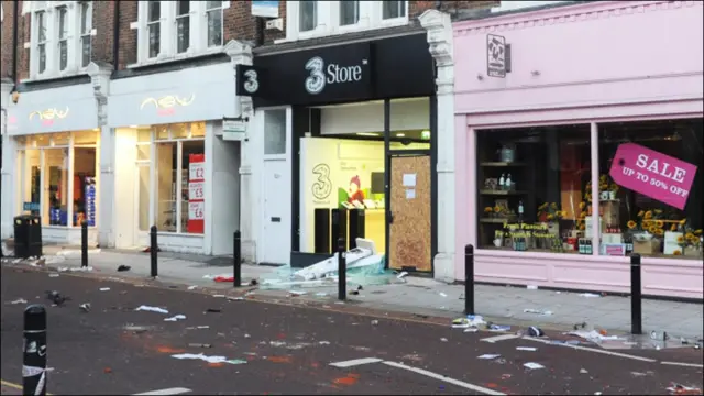 کلیپہم میں بھی تین سٹورز کو نذر آتش کر دیا گیا۔