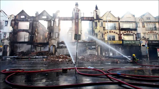 آگ بجھانے والا عملہ سرے میں واقع کروئیڈن کی عمارت میں لگنے والی آگ پر قابو کرنے کی کوشش کر رہا ہے۔ 