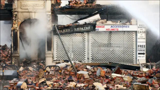  لندن کے جنوبی علاقے کروئیڈن میں ہونے والے نقصان کا ایک منظر۔ 