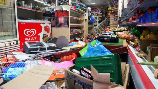 کروئیڈن میں لوٹے گئے ایک سٹور کا اندرونی منظر۔ 