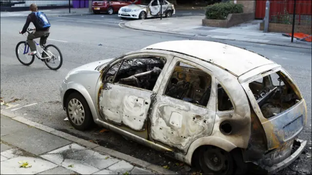 لیور پول میں نوجوانوں نے کئی گاڑیوں کو آگ لگا دی۔ 