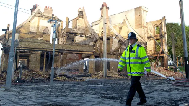 В Кройдоне сгорел мебельный магазин