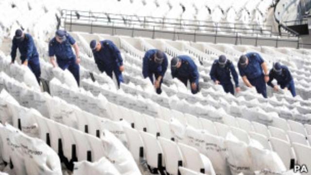 Policiais fazem exercício preparatório no estádio olímpico para os Jogos de 2012
