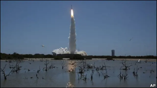 З кожним новим запуском космічних кораблів на орбіті з роками збільшується кількість різноманітних об'єктів