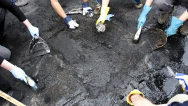 Voluntarios limpiando una calle de Londres