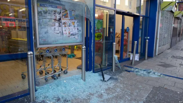 دوشنبه شب، برای سومین شب پی در پی، فروشگاه های تعدادی از مناطق لندن غارت شد