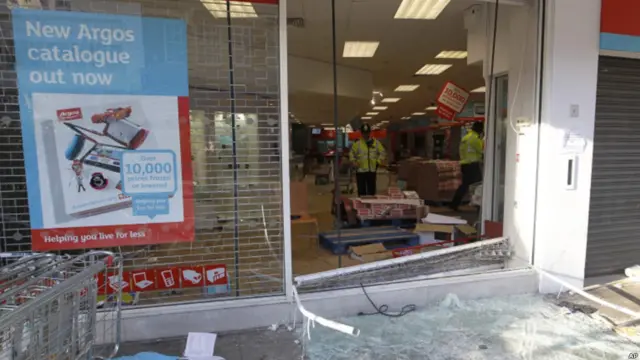 گزارش های خبری حاکی از آن است که بسیاری از کسانی که در آشوب های خیابانی و غارت فروشگاه ها شرکت داشتند، جوانان و نوجوانان بوده اند