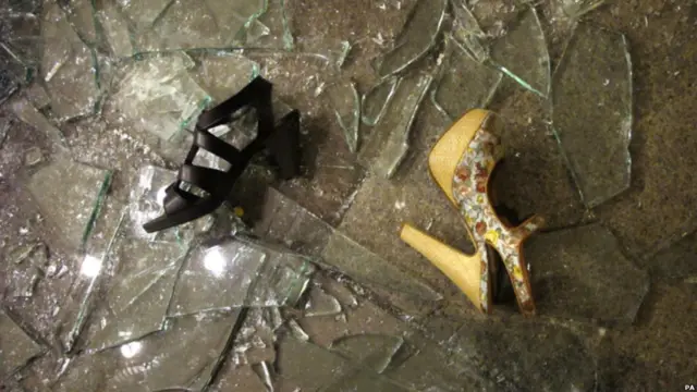 دیوید کامرون، نخست وزیر بریتانیا گفت: "کسانی که به سنی رسیده اند که می توانند دست به شورش و غارت بزنند، برای برخورد قانونی نیز بالغ هستند."