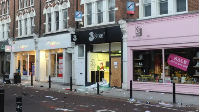 در حالی که به نظر نمی رسد که شورش های خیابانی با انگیزه های مشخص اجتماعی یا سیاسی صورت گرفته باشد، اما برخی از رسانه ها یادآور شده اند که کاهش هزینه های دولتی باعث ناخرسندی در میان طبقات کم درآمد شده است