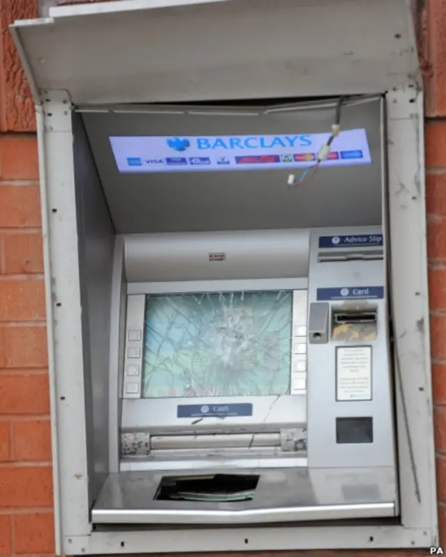 ناآرامی ها به چند محله دیگر لندن نیز سرایت کرده و تعدادی ساختمان، خودروی پلیس و اتومبیل شخصی و اتوبوس به آتش کشیده شده است