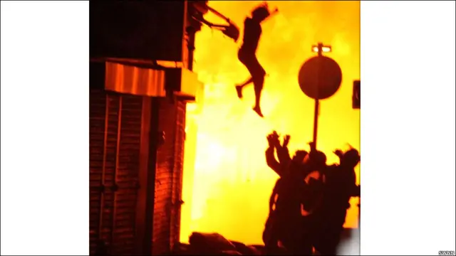 居民楼女子跳楼逃生