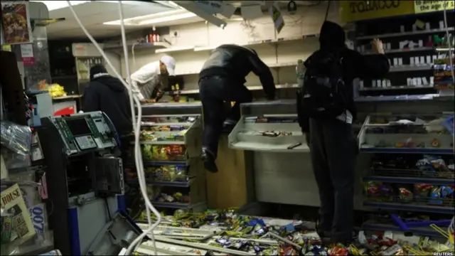 哈克尼一家便利店周一被抢劫