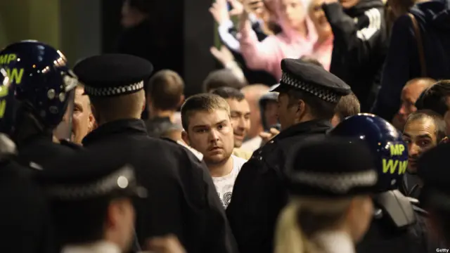 Warga Inggris dan polisi