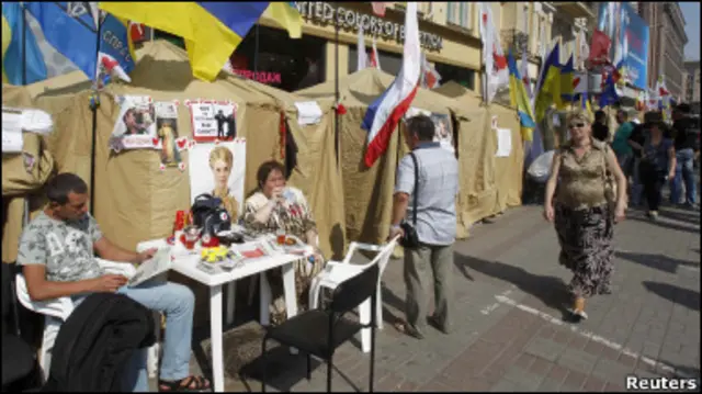 Намети опозиції біля Печерського суду 
