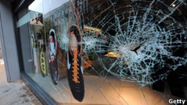 Разбитая витрина магазина в Манчестере