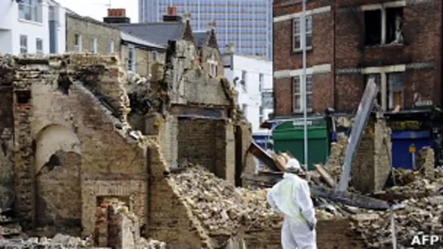 Развалины мебельного магазина в Кройдоне