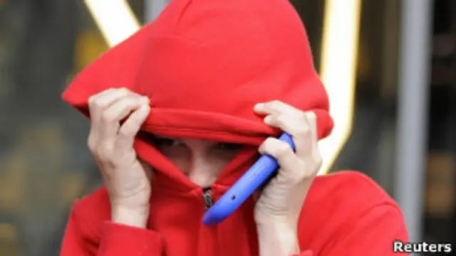 Мальчик закрывает лицо капюшоном