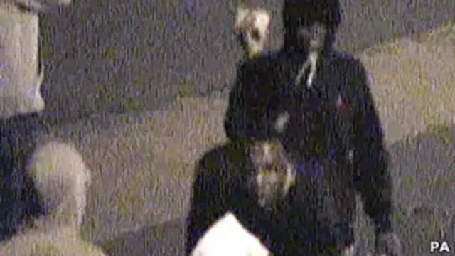 Люди в масках на записи камеры видеонаблюдения