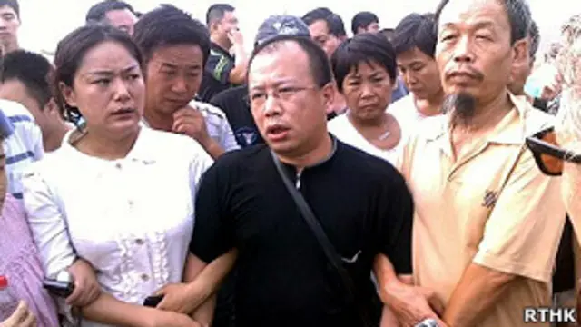 维权人士赵连海在北京温榆河法庭外与其他人组成人链声援王荔蕻（香港电台图片12/8/2011）