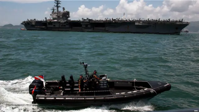 美国核动力航空母舰“里根”号停靠香港(BBC中文网图片，12/08/2011)