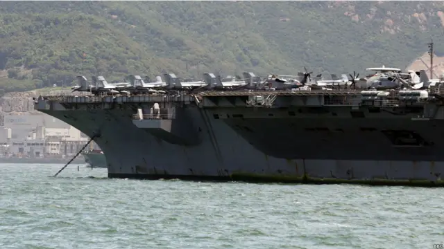 美国核动力航空母舰“里根”号停靠香港(BBC中文网图片，12/08/2011)
