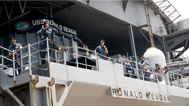 美国核动力航空母舰“里根”号停靠香港(BBC中文网图片，12/08/2011)