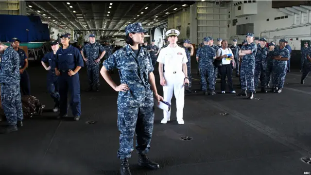 美国核动力航空母舰“里根”号停靠香港(BBC中文网图片，12/08/2011)