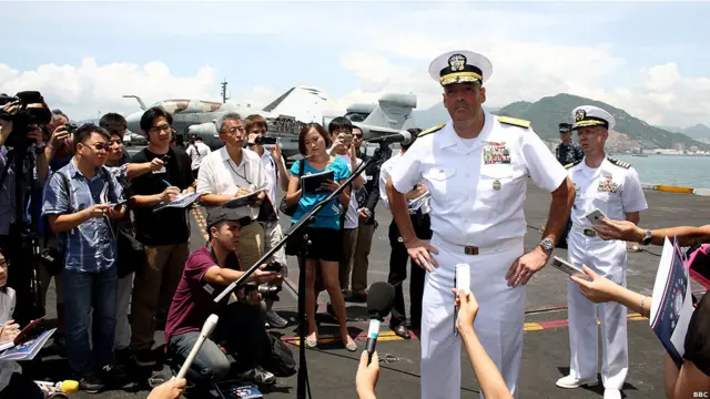 美国核动力航空母舰“里根”号停靠香港(BBC中文网图片，12/08/2011)