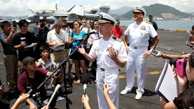 美国核动力航空母舰“里根”号停靠香港(BBC中文网图片，12/08/2011)