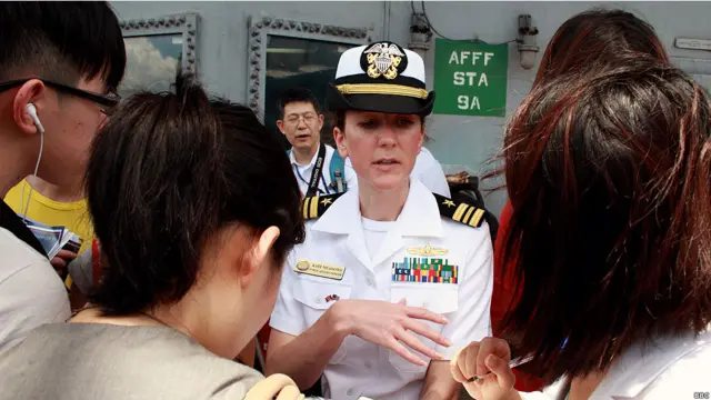 美国核动力航空母舰“里根”号停靠香港(BBC中文网图片，12/08/2011)