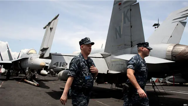 美国核动力航空母舰“里根”号停靠香港(BBC中文网图片，12/08/2011)