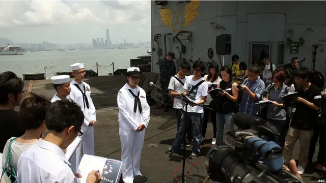 美国核动力航空母舰“里根”号停靠香港(BBC中文网图片，12/08/2011)