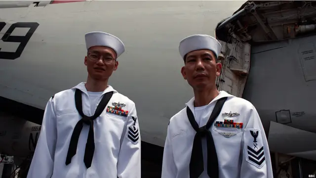 美国核动力航空母舰“里根”号停靠香港(BBC中文网图片，12/08/2011)