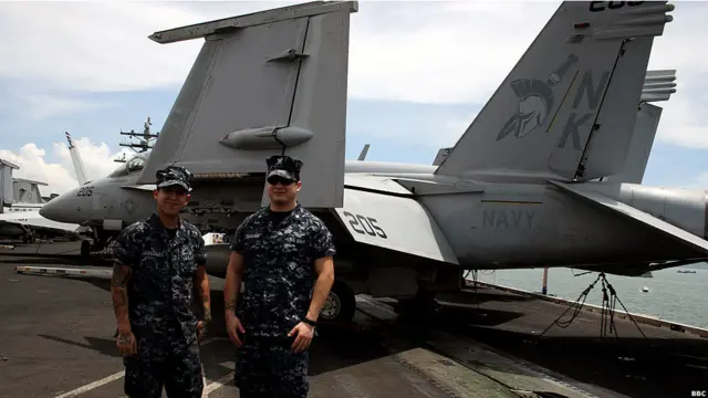 美国核动力航空母舰“里根”号停靠香港(BBC中文网图片，12/08/2011)