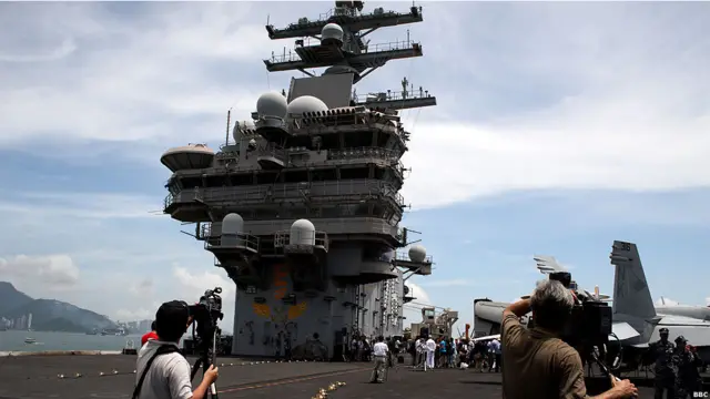 美国核动力航空母舰“里根”号停靠香港(BBC中文网图片，12/08/2011)