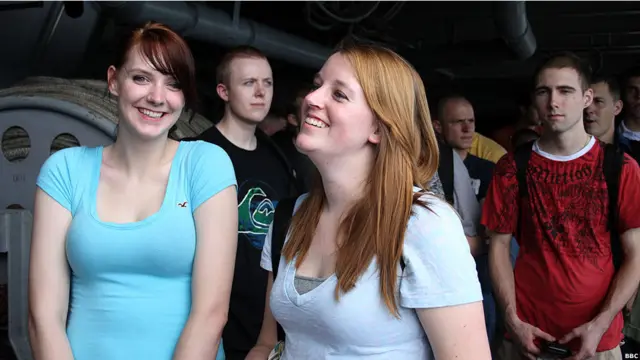 美国核动力航空母舰“里根”号停靠香港(BBC中文网图片，12/08/2011)