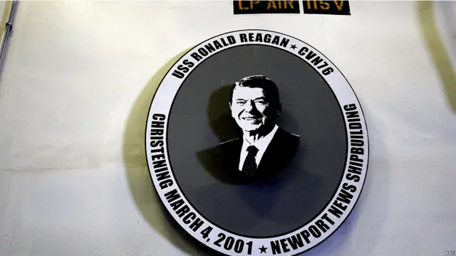 美国核动力航空母舰“里根”号停靠香港(BBC中文网图片，12/08/2011)