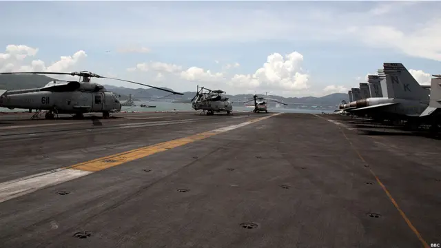 美国核动力航空母舰“里根”号停靠香港(BBC中文网图片，12/08/2011)