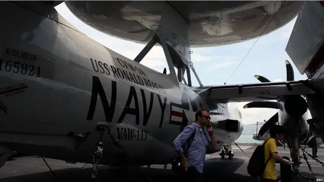 美国核动力航空母舰“里根”号停靠香港(BBC中文网图片，12/08/2011)