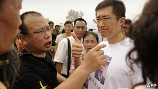 维权人士赵连海在北京温榆河法庭外慰问王荔蕻儿子齐健翔（12/8/2011）